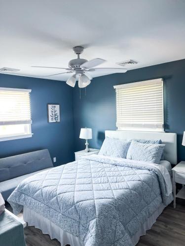 Ένα ή περισσότερα κρεβάτια σε δωμάτιο στο Sunset Villas Cape May - Steps to Bay and Sunset