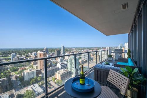 Un balcón con una mesa y vista a una ciudad. en Executive Sky LUX - 2 BD 2BA Views Pool Patio & Gym, en Calgary
