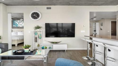 sala de estar blanca con TV y mesa en Executive Sky LUX - 2 BD 2BA Views Pool Patio & Gym, en Calgary