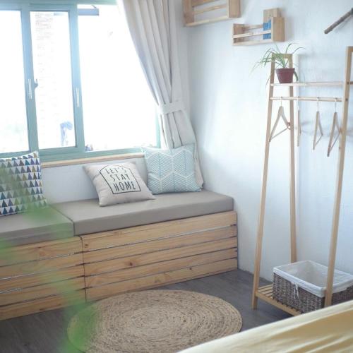 a window seat in the corner of a room with a window at Dreamers Garden Farmstay in Hoat