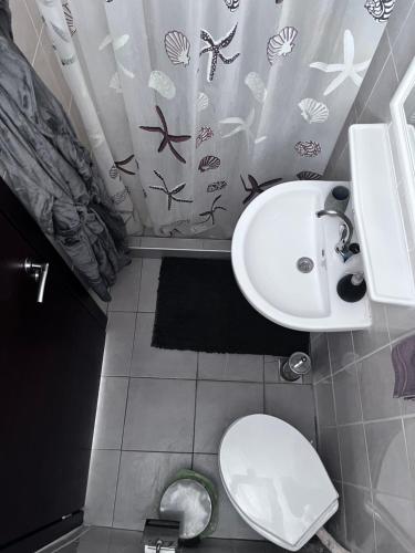 A bathroom at Cozy studio apartment in the heart of Athens