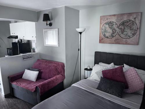 A bed or beds in a room at Cozy studio apartment in the heart of Athens