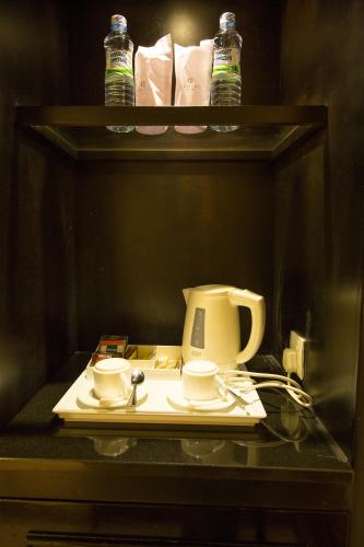 Utensilios para hacer té y café en Ramada Colombo