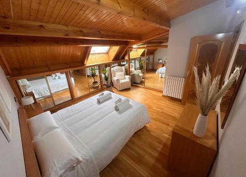 ein Schlafzimmer mit einem großen weißen Bett in einem Zimmer in der Unterkunft Dúplex León Centro in León