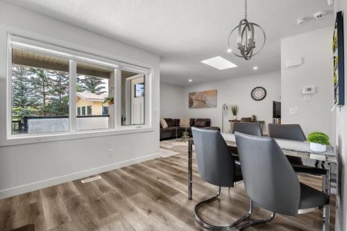 Χώρος καθιστικού στο Winston Suite 2BR 1BA - Carriage Suite with Garage