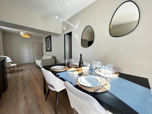 une salle à manger avec une table et des chaises bleues dans l'établissement E1 Reton magnifique T3 RDC terrasse et jacuzzi, à Épernay