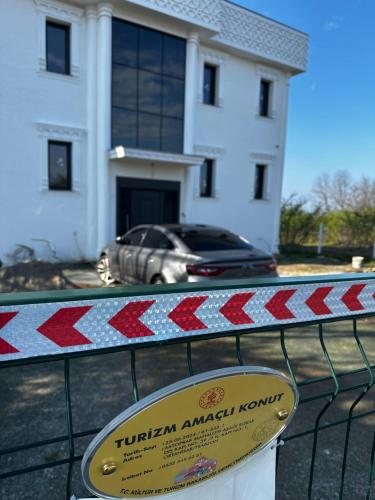 Το κτήριο όπου στεγάζεται  η παραθεριστική κατοικία