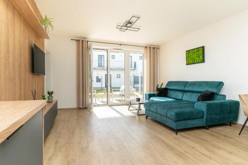 a living room with a green couch and a television at Vita Nova in Pasohlávky