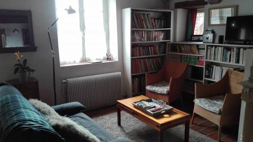 un salon avec un canapé et une table basse dans l'établissement La Maison des Tilleuls, à Mont-près-Chambord
