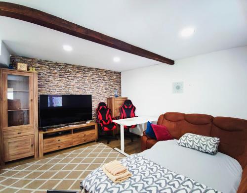 TV a/nebo společenská místnost v ubytování Cozy Corner Studio with Kitchen& Private Bath