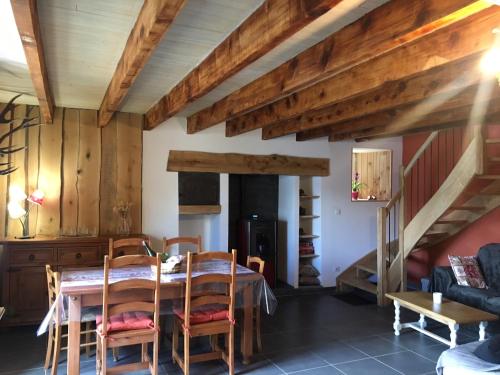 une salle à manger avec une table et des chaises dans l'établissement Gîte de montagne, à Poubeau