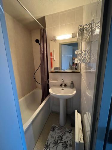 La petite salle de bains est pourvue d'un lavabo et d'une baignoire. dans l'établissement Le Galibier 3, à Les Deux Alpes