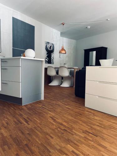 デュッセルドルフにあるDesign apartment with river viewのリビングルーム(白い家具付)