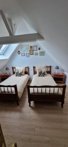 - 2 lits dans une chambre mansardée dans l'établissement Cottage tout équipé 2 à 4 personnes, à Hérin