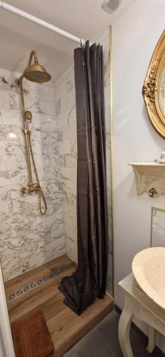 una doccia in un bagno con un muro in pietra di Cottage tout équipé 2 à 4 personnes a Hérin