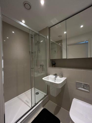Bilik mandi di Modern 2-Bedroom Flat Near Wembley - 9 Minutes from Park Royal Station