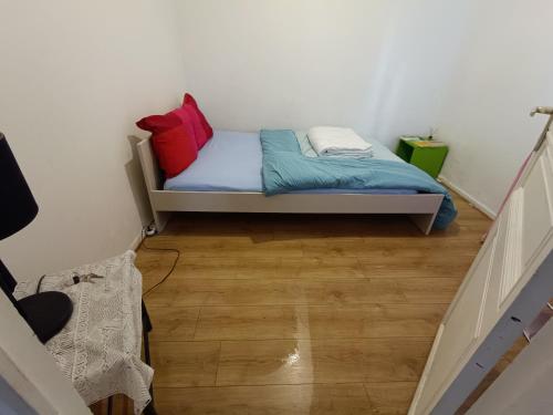 - un lit avec des oreillers colorés dans l'établissement Chambre plein centre, à Nantes