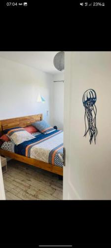 a bedroom with a bed with a drawing on the wall at la villa TIKALIKATA in Saint-Joseph