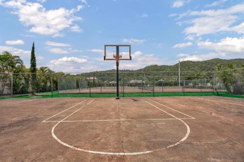Instalaciones para jugar a tenis o squash en Suzanne's Sogno o alrededores