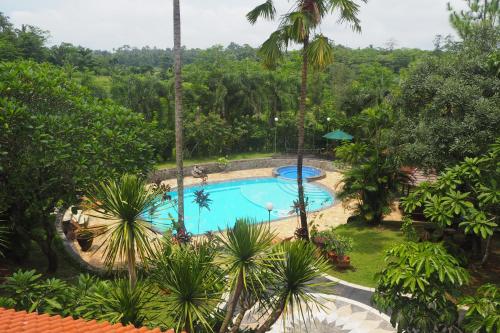 an overhead view of a swimming pool at a resort at The Gecho Inn Country in Jepara