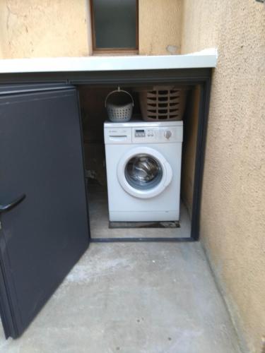 Un lave-linge et un sèche-linge sont installés à l'intérieur du bâtiment. dans l'établissement La Croix-Valmer, La ferme, Le Vergeron, entre terre et mer, à La Croix-Valmer