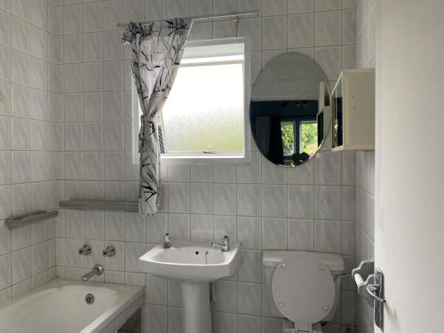 Ένα μπάνιο στο Cozy two bedroom apartment with Study