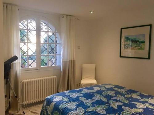 une chambre avec un lit et une fenêtre dans l'établissement Appartement lux 1 chambre, indépendant dans villa Art Deco, piscine, vue mer & Grasse, à Grasse