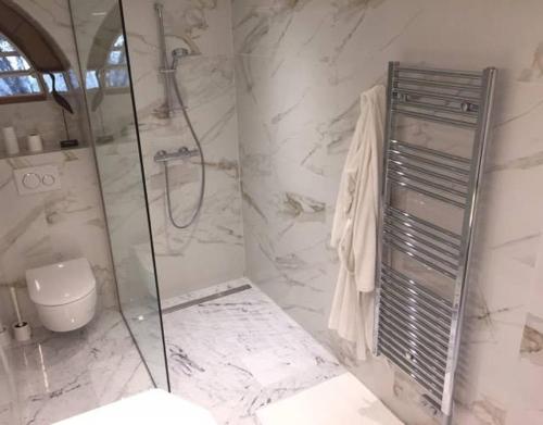 une salle de bain blanche avec douche et toilettes dans l'établissement Appartement lux 1 chambre, indépendant dans villa Art Deco, piscine, vue mer & Grasse, à Grasse
