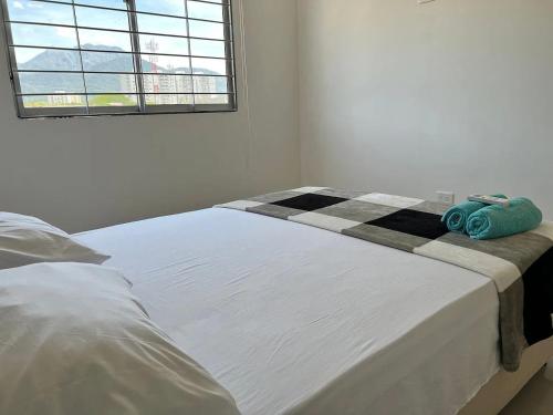 a bed with two towels on it in a bedroom at Apartamento moderno en Callejas – cómodo y bien ubicado in Valledupar