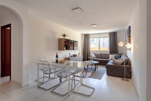Modern spacious 3 bedroom apartment near the beach