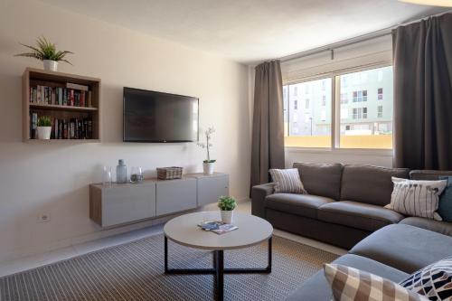 Modern spacious 3 bedroom apartment near the beach