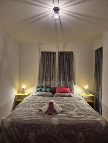 a bedroom with a large bed with two lamps at Chambre cosy et chaleureuse chez Soso in Châtel-Saint-Denis