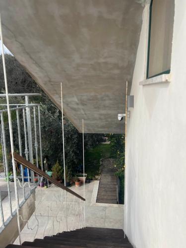 una escalera que conduce a un edificio en Chez Sylviane Alloggio turistico in campagna vicino al mare, en Spigno Saturnia