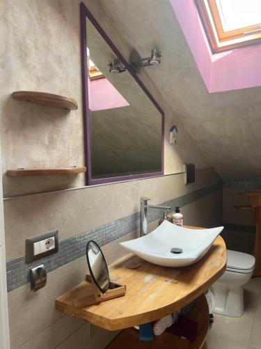 un baño con lavabo y espejo en Chez Sylviane Alloggio turistico in campagna vicino al mare, en Spigno Saturnia