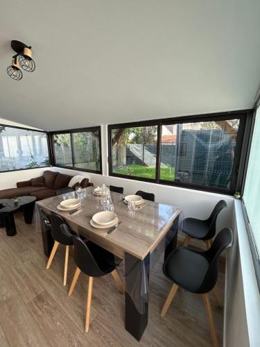 une salle à manger avec une table et quelques chaises dans l'établissement Maison décoration Disney à 10 min du Parc, à Lagny-sur-Marne