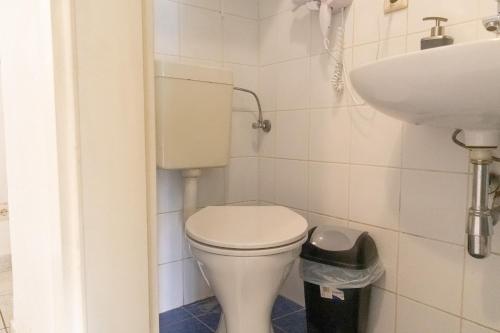 Stylish 2BR, Perfect Location & Well Connected tesisinde bir banyo