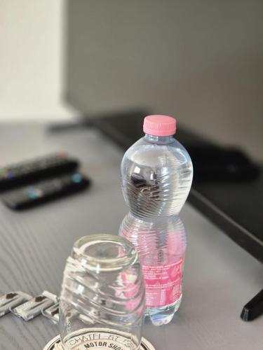 a bottle of water sitting on top of a table at Chambre cosy et chaleureuse chez Soso in Châtel-Saint-Denis