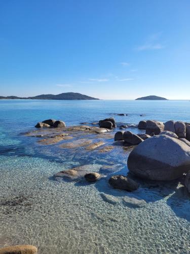 Grand T2 et jardin proche plages