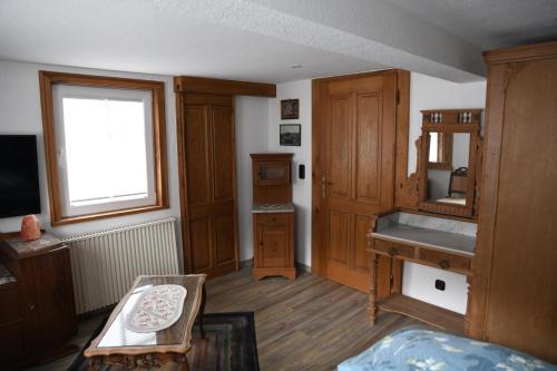 una stanza con un letto, una scrivania e una finestra di Knusperhäuschen a Monschau