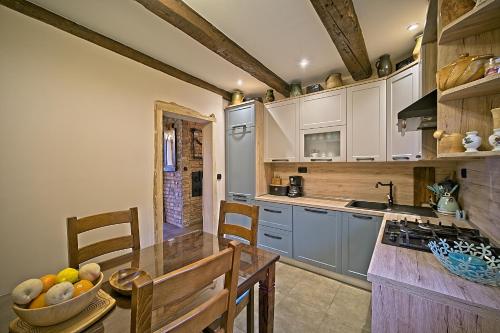 Η κουζίνα ή μικρή κουζίνα στο House "Karličevi" with Jacuzzi, close to Waterfall
