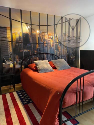 - une chambre avec un lit orné d'une fresque murale représentant la ville dans l'établissement Maison 1925, Méricourt 62, à Méricourt