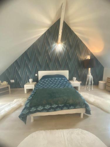 - une chambre avec un lit et un chien dans l'établissement Maison Trésor, à Longny-au-Perche