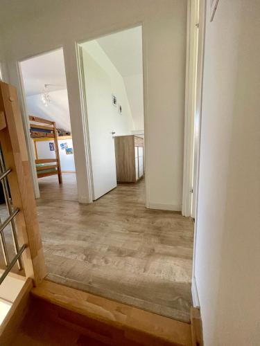 - un couloir avec un miroir dans l'établissement plage et le marché à pieds, à Carnac