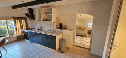 une cuisine avec un évier et un plan de travail dans l'établissement Appartement T2, à Saint-Vincent-de-Paul