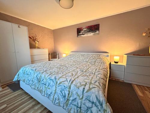 a bedroom with a bed and two night stands at Ferienwohnung Joli- inklusive Parkplatz, Bettwäsche, Handtücher und WLAN in Weißenfels