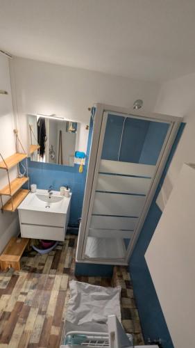 une salle de bain avec un lavabo et un miroir dans l'établissement Saint Cyr-sur-mer la Madrague les AÏgues Marines, à Saint-Cyr-sur-Mer