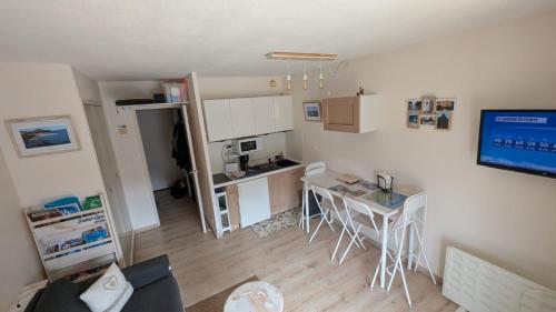 un petit appartement avec une cuisine et un salon dans l'établissement Saint Cyr-sur-mer la Madrague les AÏgues Marines, à Saint-Cyr-sur-Mer