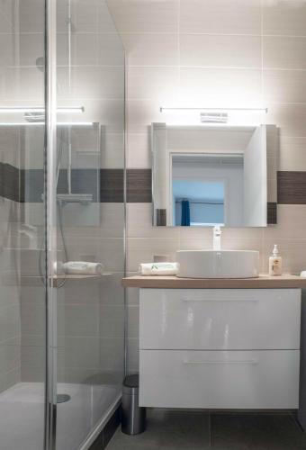 a bathroom with a sink and a shower at Le Cocon des Volcans #Confort#Parking in Clermont-Ferrand