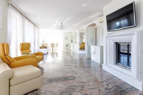 Luxury Villa with Indoor Pool, Jacuzzi, Sauna & Breathtaking City View