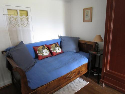 - une chambre avec un lit bleu et 2 oreillers dans l'établissement BELESTAGITE7 Pays Catalan 66, à Bélesta